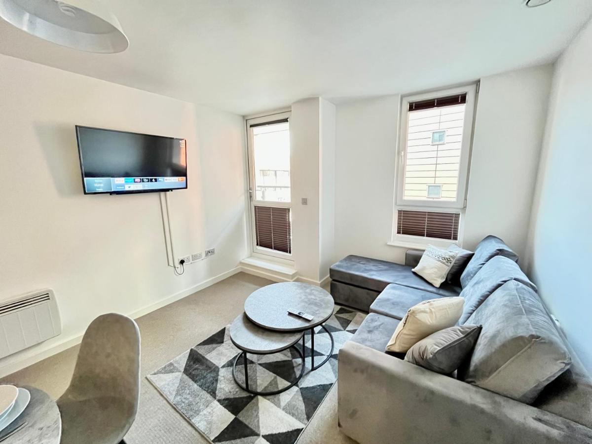 2 Bedroom, 2 Bathroom Modern Apartment Close To Ocean Village, Free Parking, Single Or Double Beds Саутхамптън Екстериор снимка