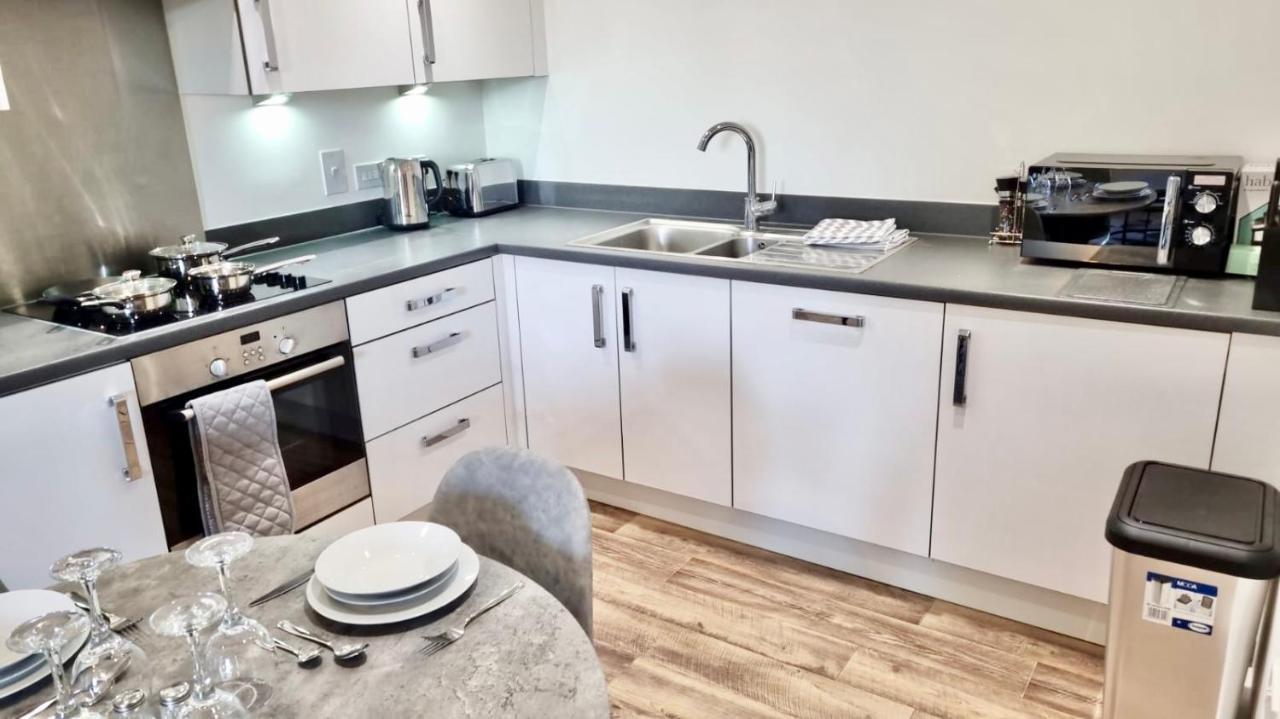 2 Bedroom, 2 Bathroom Modern Apartment Close To Ocean Village, Free Parking, Single Or Double Beds Саутхамптън Екстериор снимка